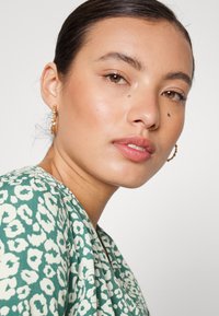 Glamorous LONG SLEEVE WRAP DRESS WITH V NECK - Vestido de dia - green cream leopard