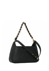 Bolso de mano de cuero negro con textura granulada. Cuenta con un asa de cadena dorada trenzada y una correa ajustable de cuero para el hombro. Diseño elegante.