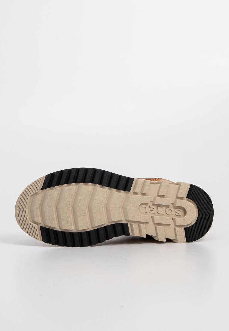 Sorel-skor med gummisula som har en strukturerad svart botten och en ljusbrun mellansula. Ovandelen är synlig med bruna läderdetaljer.