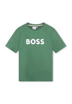 Grøn T-shirt med korte ærmer og rund halsudskæring med hvid fed skrift "BOSS" centreret foran.