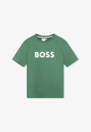 Camiseta verde de manga corta con cuello redondo y texto blanco en negrita "BOSS" centrado en el frente.