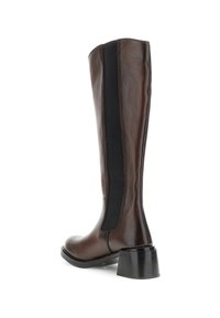 Bota de cuero marrón hasta la rodilla con panel lateral elástico, punta redonda y tacón en bloque; textura suave con un acabado brillante.