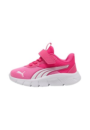 Zapatillas de deporte juveniles en malla rosa brillante, con una suela de goma blanca, correa de velcro y acentos laterales prominentes en blanco.