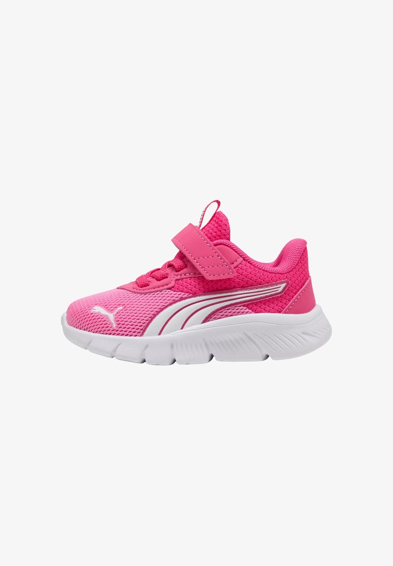 Sneakers per ragazzi in mesh rosa brillante, con suola in gomma bianca, cinturino in Velcro e accentuazioni laterali in bianco.