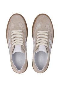 Beige Wildlederschuhe mit weißen Lederstreifen, flachen cremefarbenen Schnürsenkeln und einer Gummisohle. Minimale Perforationsdetails auf dem Obermaterial.