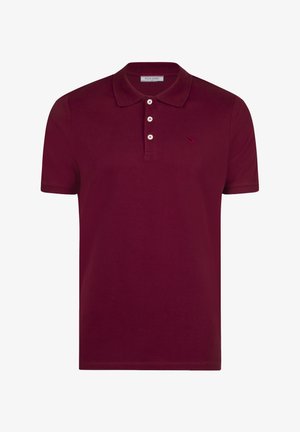 Polo burdeos de algodón, con cuello clásico, tapeta de tres botones y un pequeño logo bordado en el pecho.