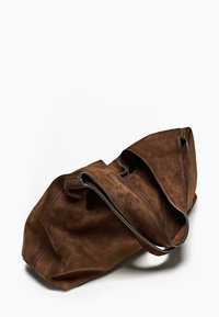 Bruine suède handtas met een zachte textuur, grote capaciteit en een gebogen ontwerp. Voorzien van dubbele handvatten en zichtbare stiksels.