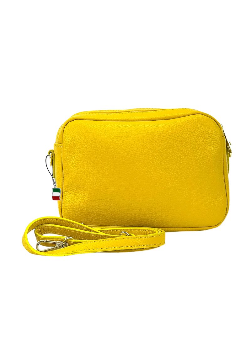 Geel leren schoudertas met een gestructureerde afwerking, rechthoekige vorm en een afneembare schouderriem. Voorzien van een klein Italiaans vlaggetje.