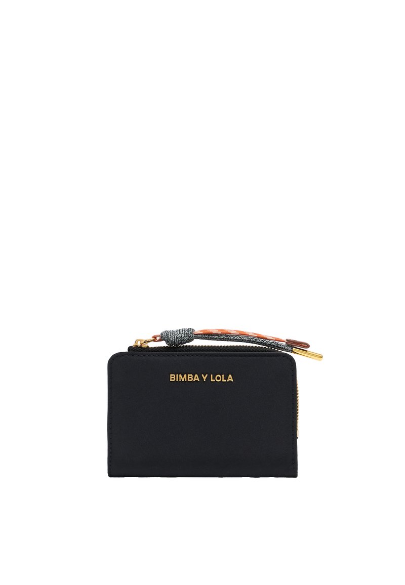 Cartera negra con cremallera y logo dorado. Cuenta con una tela texturizada, una correa multicolor y un acabado suave. Forma rectangular compacta con bordes cosidos.