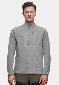 Szary polarowy sweter z wysokim kołnierzem, elastycznymi mankietami i kieszenią na piersi. Zawiera detal w postaci logo "ALPINE" w jaśniejszym odcieniu szarości. Miękka tekstura.