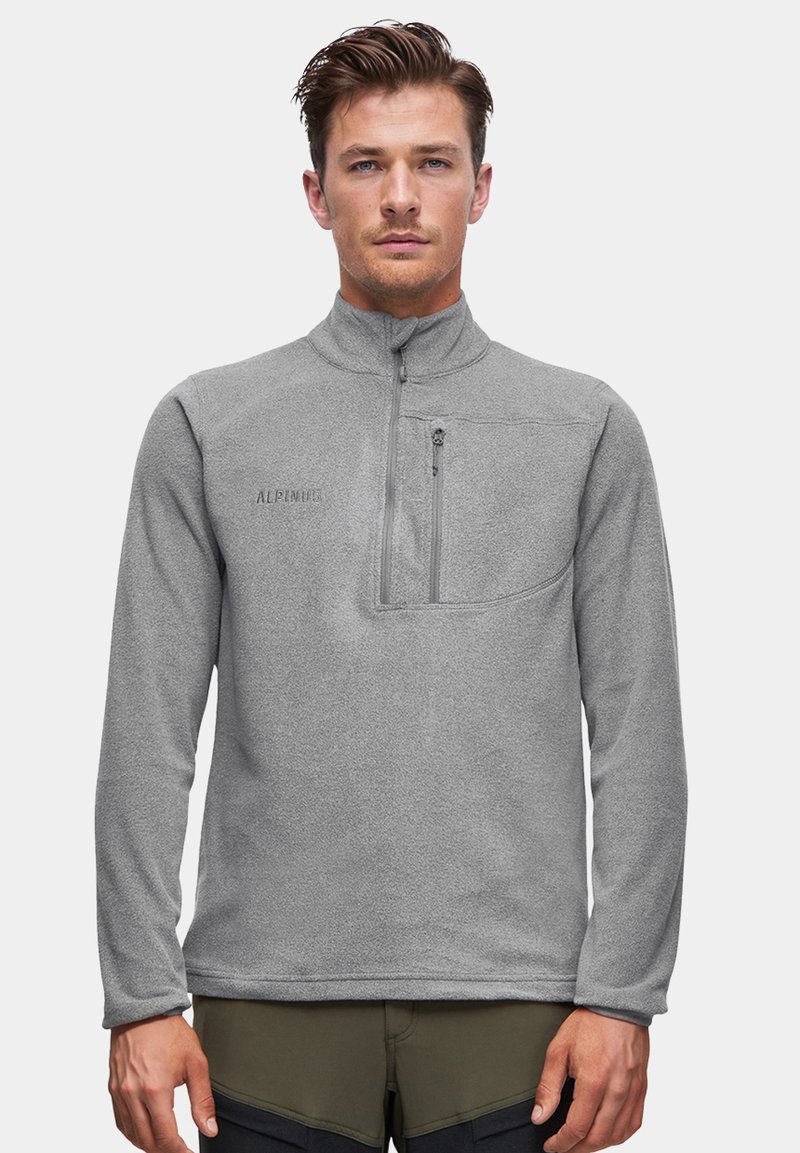 Szary polarowy sweter z wysokim kołnierzem, elastycznymi mankietami i kieszenią na piersi. Zawiera detal w postaci logo "ALPINE" w jaśniejszym odcieniu szarości. Miękka tekstura.