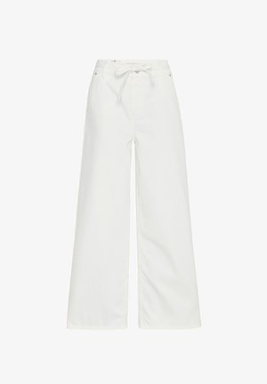 Fehér, bőszárú farmernadrág. Húzózsinórral ellátott derék, elülső zsebekkel és laza fazonnal rendelkezik. Sima felületű, látható minták nélkül.