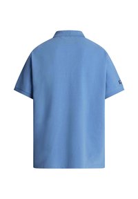 Hellblaues Poloshirt mit kurzen Ärmeln, Rückansicht, mit einem kleinen Logo-Tag am linken Ärmel.
