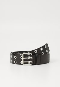 Ceinture en cuir noir avec des accessoires en métal argenté, présentant des œillets en métal le long de la lanière et un design de boucle classique.