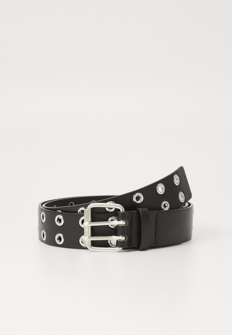 Ceinture en cuir noir avec des accessoires en métal argenté, présentant des œillets en métal le long de la lanière et un design de boucle classique.