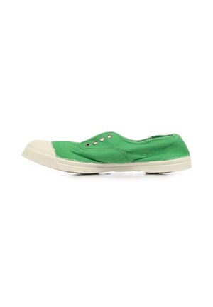 Baskets slip-on en toile verte avec semelle et embout en caoutchouc blanc, œillets métalliques, vues de côté sur fond blanc.