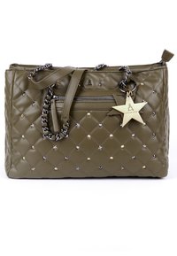 Oliivivihreä tikattu käsilaukku, jossa on hopea- ja kultanapitusyksityiskohtia, ketjuhihna sekä koristeellinen tähtikoru, joka on kiinnitetty vetoketjupussiin.