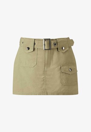 Khaki mini spódniczka z paskiem w talii, dwoma kieszeniami z przodu oraz zapięciem na zatrzaski. Wykonana z trwałego materiału o fakturowanym wykończeniu.