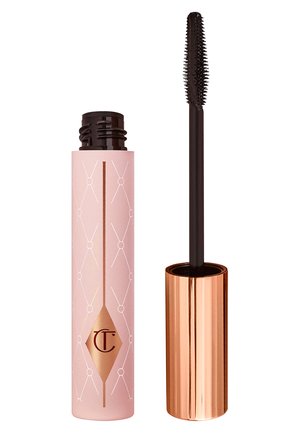 Tube de mascara avec corps à motif rose clair et capuchon en or rose, montrant une brosse applicatrice à poils noirs à côté.