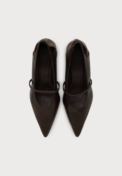 Paire de ballerines marron foncé à bout pointu avec motif texturé et fine bride sur le dessus, vues de dessus sur un fond uni.