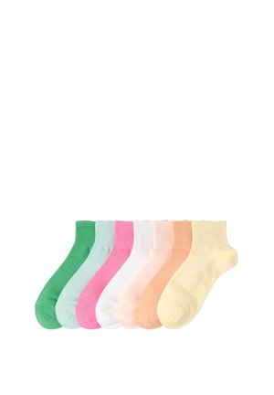 Seitsemän paria nilkkasukkia vihreänä, vaaleansinisenä, pinkkinä, valkoisena, vaalean persikan värisenä, persikan värisenä ja vaaleankeltaisena aseteltuna riviin valkoisella taustalla.