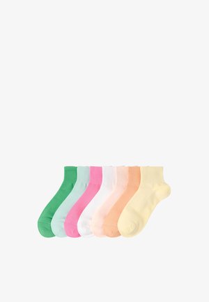 Sette paia di calzini alla caviglia nei colori verde, azzurro chiaro, rosa, bianco, pesca chiaro, pesca e giallo pallido disposti in fila su uno sfondo bianco.