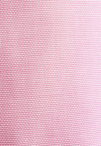 Tessuto in rosa con un piccolo motivo a griglia, caratterizzato da una consistenza liscia e una trama uniforme.