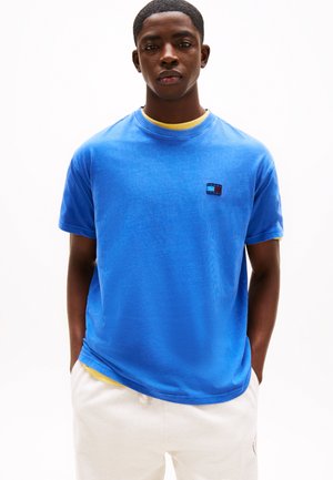 LABEL TEE - T-shirts - tempo blue
