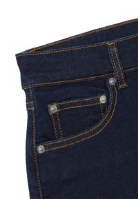 Los pantalones vaqueros de mezclilla azul oscuro tienen una cinturilla estándar, un bolsillo delantero con remaches de metal y costuras en naranja que contrastan.