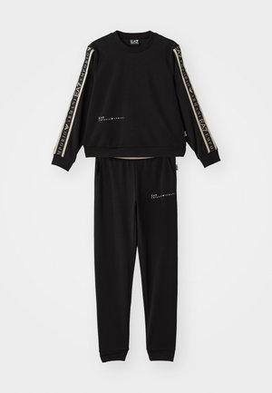 Set di felpa nera e pantaloni, con maniche lunghe, dettagli in logo dorato, tessuto morbido e vestibilità comoda con polsini ed elastico in vita.