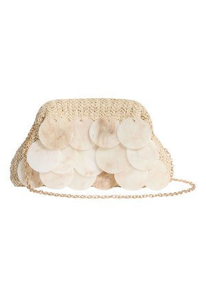 Pochette tissée beige avec de grands disques ronds nacrés superposés sur le devant et une fine chaîne dorée.