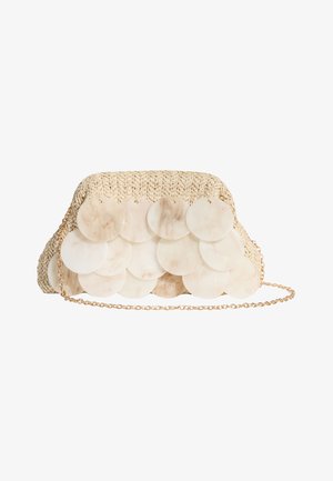 Pochette tissée beige avec de grands disques ronds nacrés superposés sur le devant et une fine chaîne dorée.