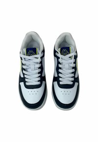 Sneaker bianco e blu navy con una superficie in pelle liscia, caratterizzata da un design con lacci, punta perforata e un logo giallo sul lato.