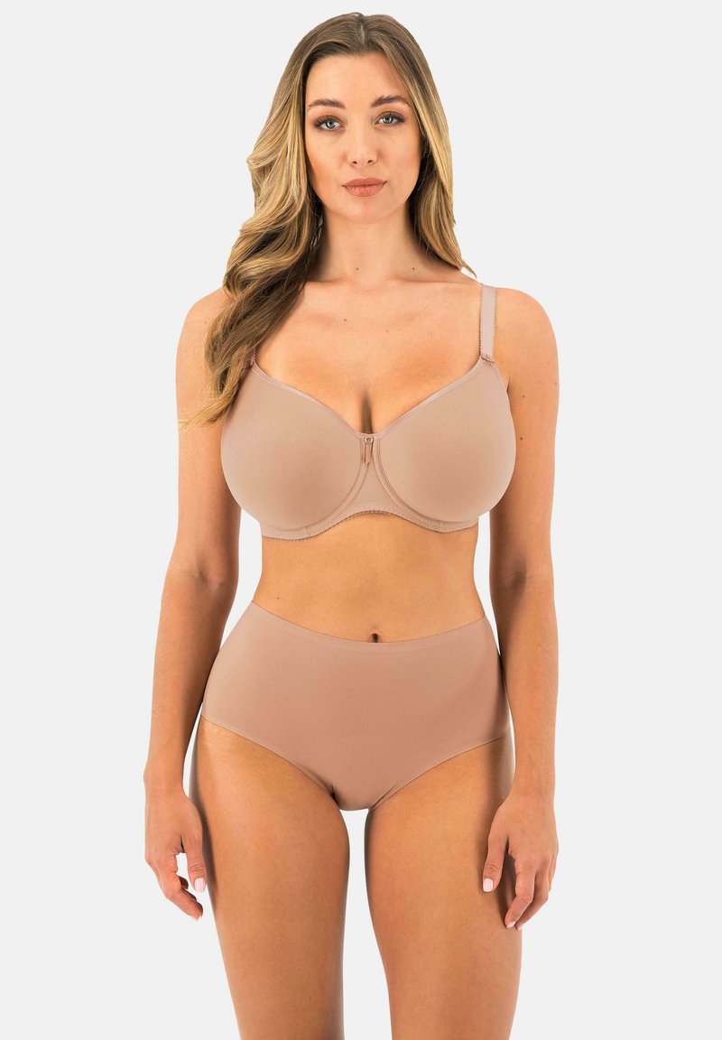 Beige beha en hooggesneden slip van gladde stof, met naadloze randen en verstelbare bandjes, ontworpen voor comfort en pasvorm.