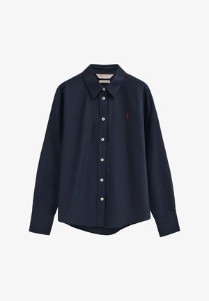 Marineblauw overhemd met lange mouwen en knopen, een kraag, witte knopen aan de voorkant en een klein rood geborduurd logo op de linkerborst.