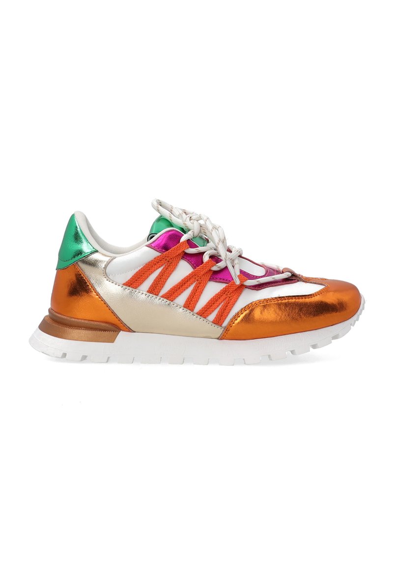 Kleurrijke sneaker met metallic oranje en goud, bovenwerk van witte stof, gestructureerde veters en groene accent op de hiel. Rubberen zool.
