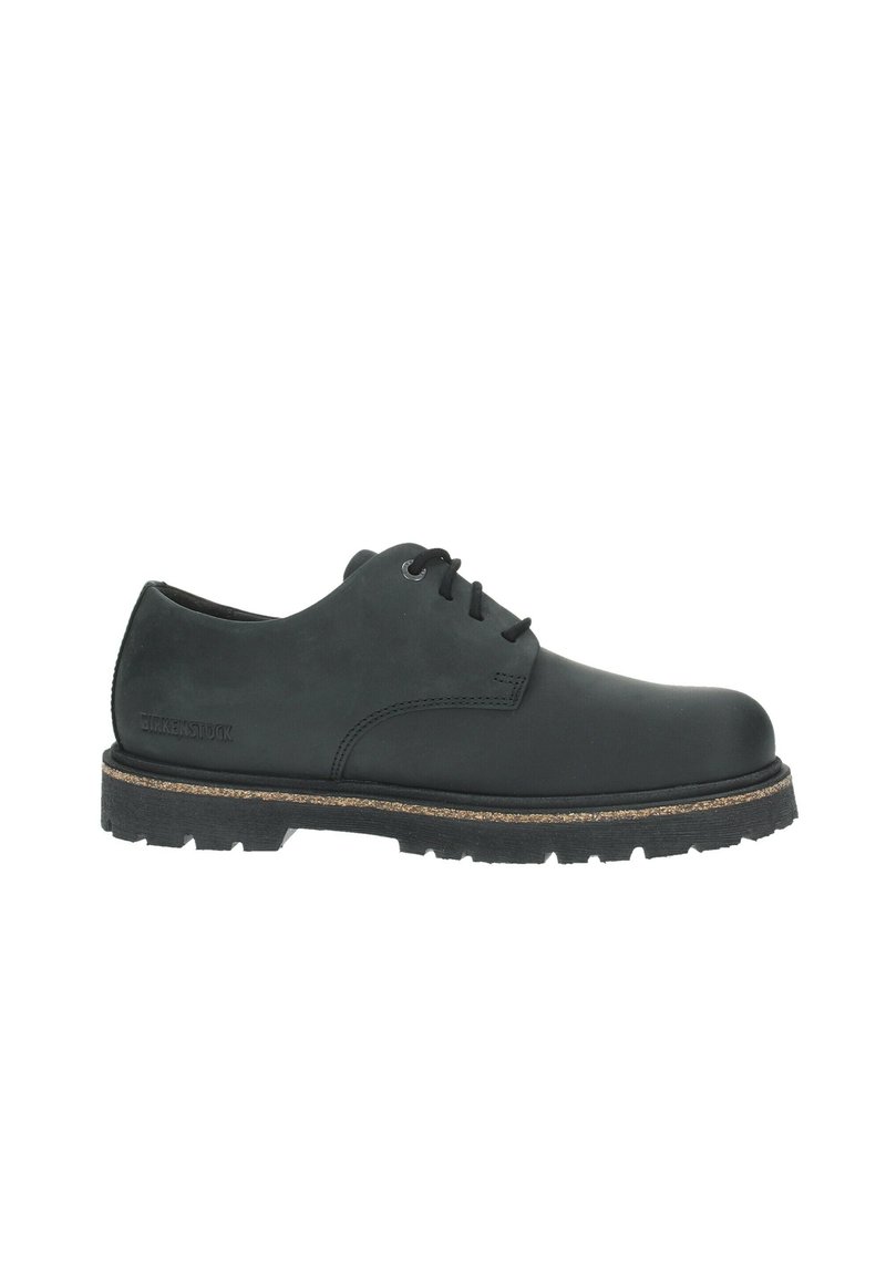 Schwarze Leder-Schnürschuhe mit glatter Oberfläche, Gummisohle und hellbrauner Kork-Zwischensohle; verfügen über dezente Markenkennzeichnung an der Seite.