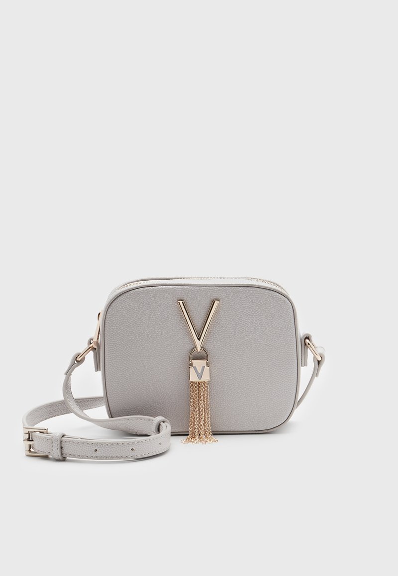Borsa a tracolla grigio chiaro in materiale testurizzato, con un accento oro a forma di V e un dettaglio a nappa. Include una tracolla regolabile.