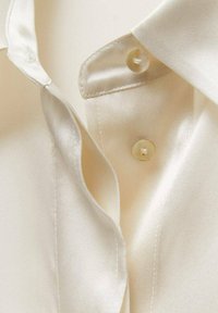 Mango Bluza s gumbima - off-white