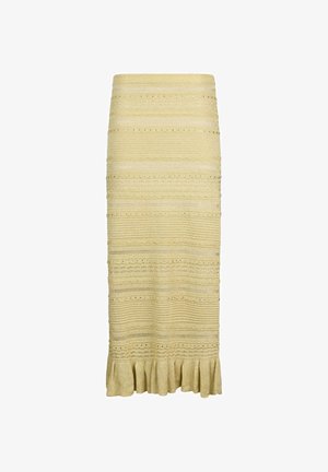 Hosszú bézs kötött ceruzaszoknya texturált vízszintes mintákkal és fodros szegéllyel, fehér háttér előtt.