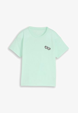 Svetlo mätovo zelené tričko s krátkym rukávom, okrúhlym výstrihom a malou čiernou grafikou skateboardu na ľavej strane hrude.