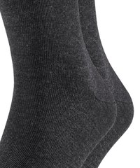 Calcetines de lana gris con una textura fina y acanalada. El diseño presenta un acabado suave y áreas de talón y punta reforzadas.