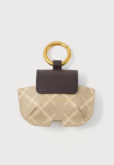 Suport pentru brelocuri cu o pungă din piele cu model bej, clapetă din piele maro închis, inel auriu și inscripția "BY MALENE BIRGER" embosată cu litere aurii.