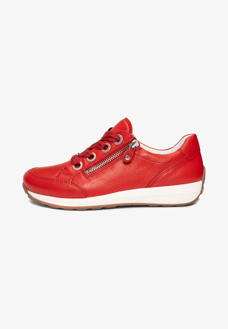 Zapatilla baja de cuero rojo con cremallera lateral, cordones rojos, suela blanca y suela exterior de goma color canela, mostrada en vista de perfil derecho.