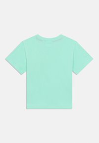 Μπλουζάκι κοντομάνικο σε μέντα πράσινο χρώμα, κατασκευασμένο από απαλό βαμβάκι, με απλό σχέδιο χωρίς μοτίβα ή διακοσμητικά. Στρογγυλή λαιμόκοψη.