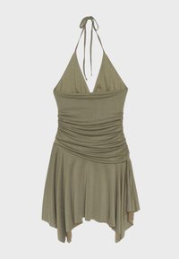 Robe sans manches vert olive à col halter avec taille froncée et jupe asymétrique fluide sur fond uni.