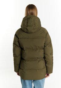 Pohodlná puffer bunda olivové barvy s kapucí, se štepovaným designem, elastickými manžetami a mírně prodlouženým zadním dílem pro větší teplo.