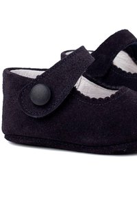 Scarpe per bebè in suede nero con punta arrotondata, apertura scallop e chiusura con bottone nero abbinato su una fascetta. Fodera in tessuto morbido.