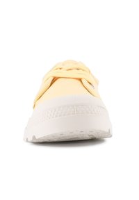 Baskets en toile jaunes avec une semelle en caoutchouc blanc, présentant une pointe arrondie, un laçage à l'avant et des détails texturés sur les côtés.