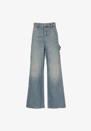 Pantaloni in denim a gamba larga di colore azzurro chiaro. Presentano una vita alta, un classico design a cinque tasche e una leggera scoloritura per dare texture.